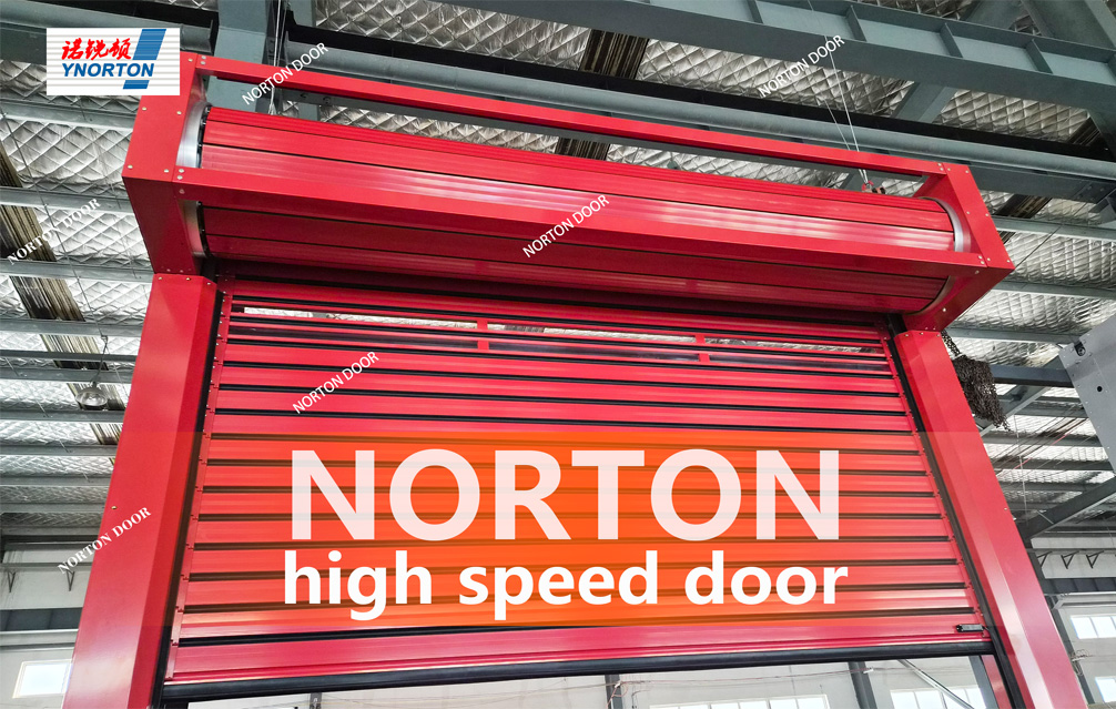 Biltegi honek abiadura handiko ateak erabiltzen ditu eraginkortasuna hobetzeko.